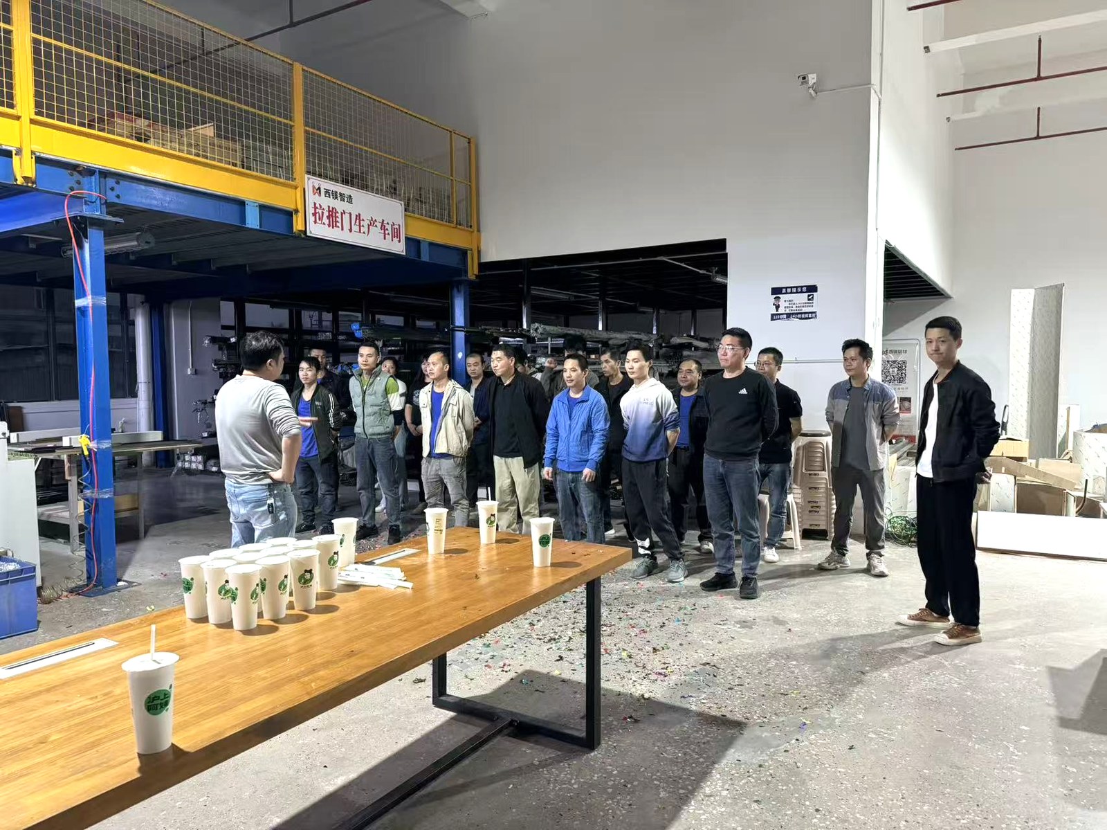 客户到厂参观推拉门车间