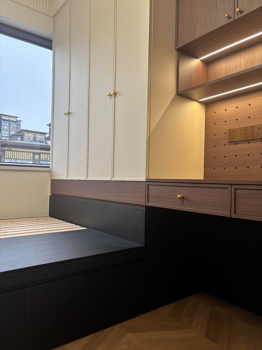 榻榻米房，白门衣柜与洞洞板书桌一体