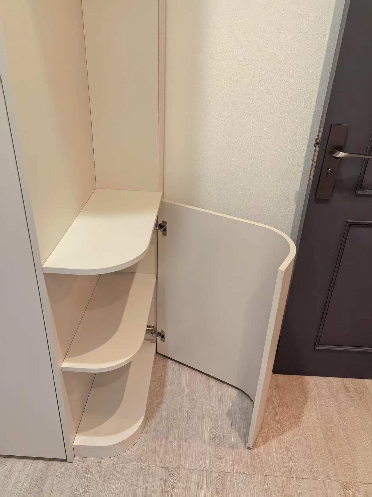玄关圆弧鞋柜门打开实拍：弧形门板与圆角层板