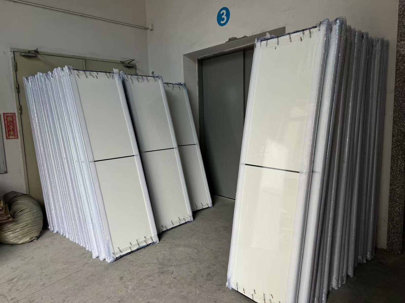 工程单成品柜门整批打包立放待发