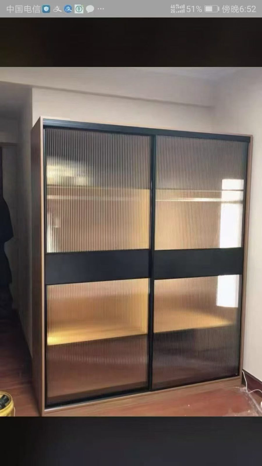 长虹玻璃黑框推拉门，柜体内嵌灯带