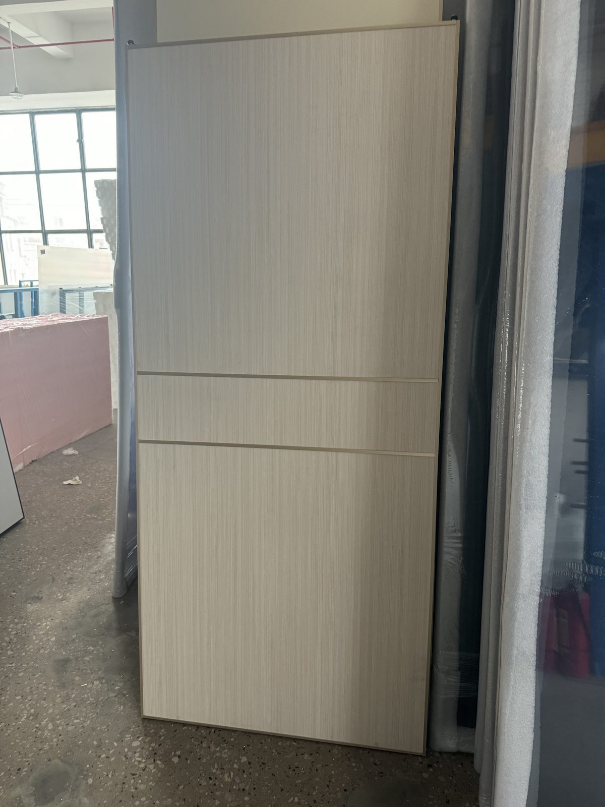 浅金色横纹推拉门门板车间实拍